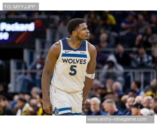 爱德华兹表现稳定半场5投3中斩获11分正负值高达12助球队争胜